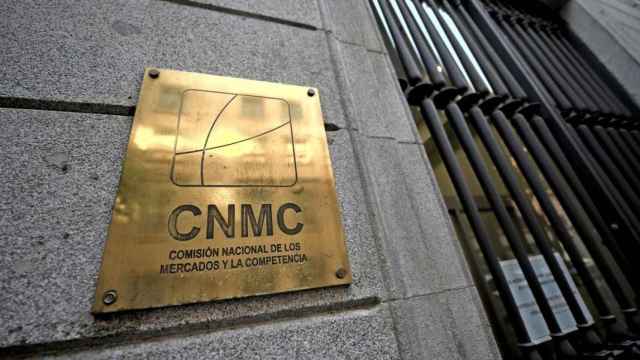 Placa identificativa en el edificio de la CNMC en Madrid / EP