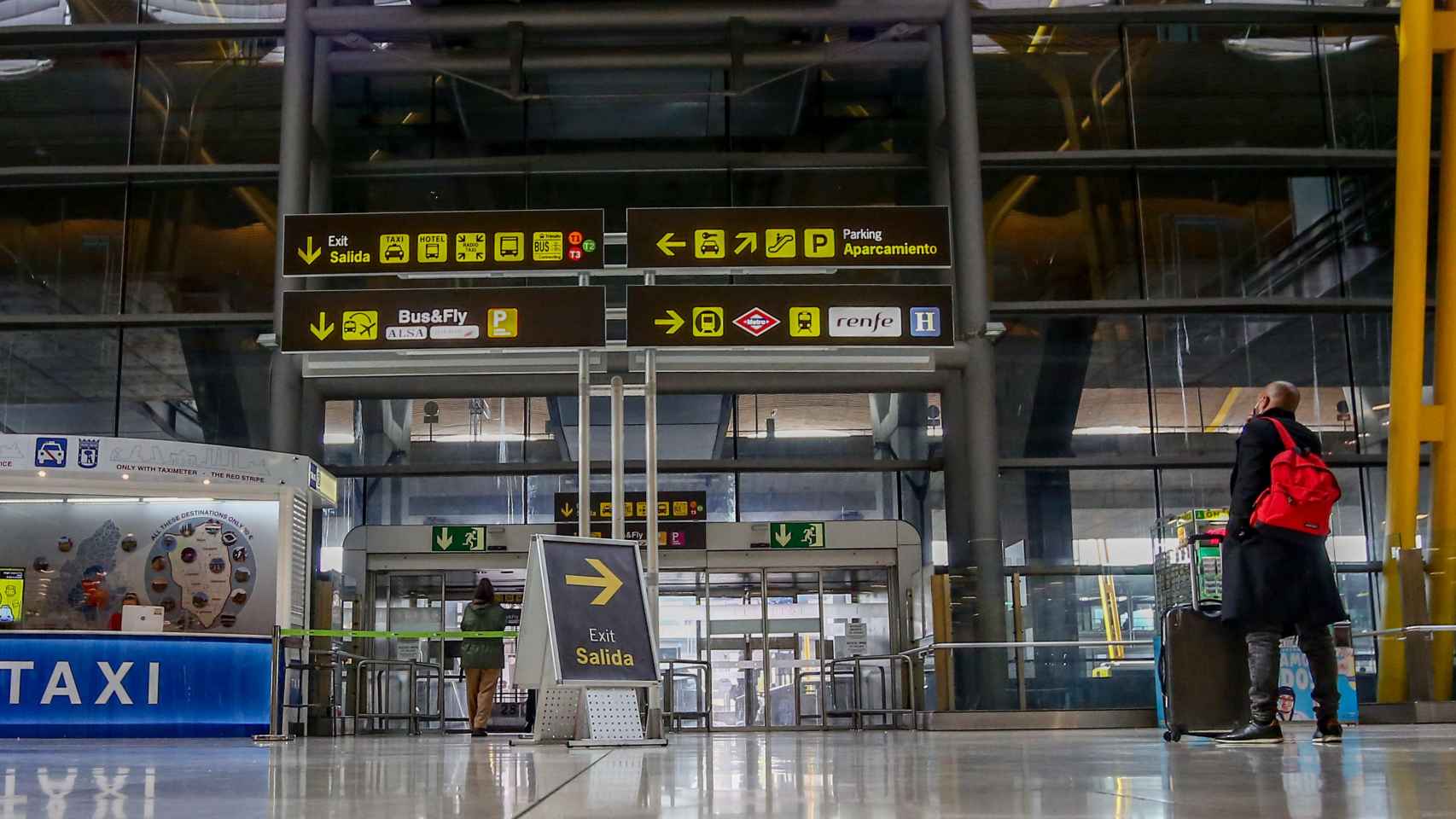 Un hombre en la terminal de un aeropuerto para realizar un viaje / EUROPA PRESS