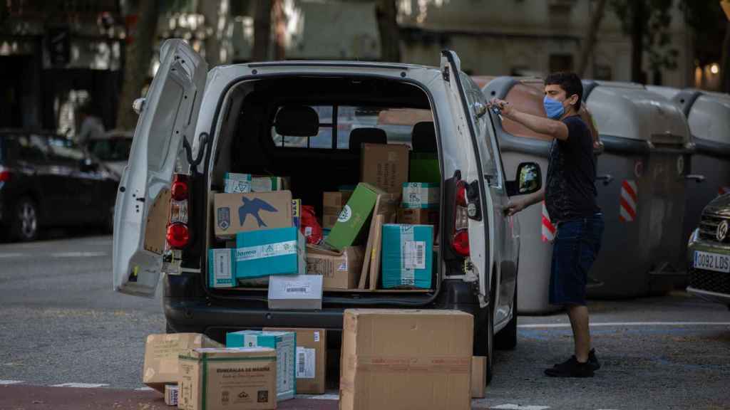 Un trabajador de una empresa de reparto, de las pocas que no han hecho un ERTE / EUROPA PRESS