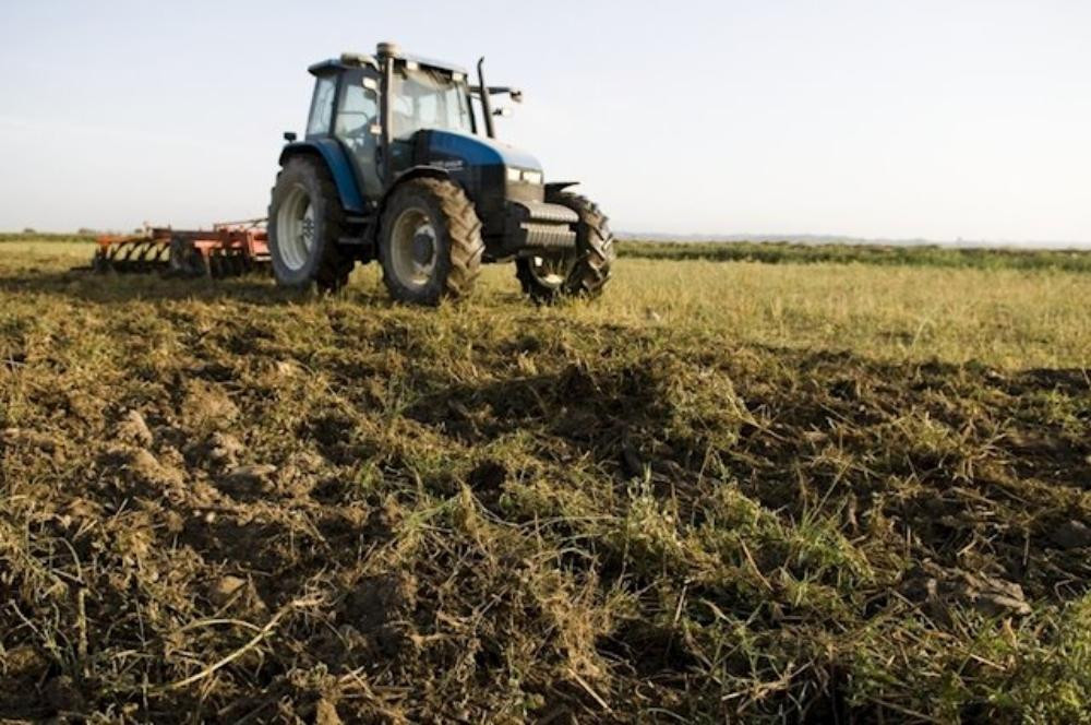 Un tractor en mitad del campo / EUROPA PRESS