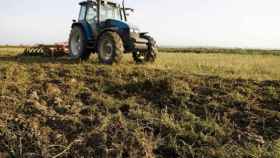 Un tractor en mitad del campo / EUROPA PRESS