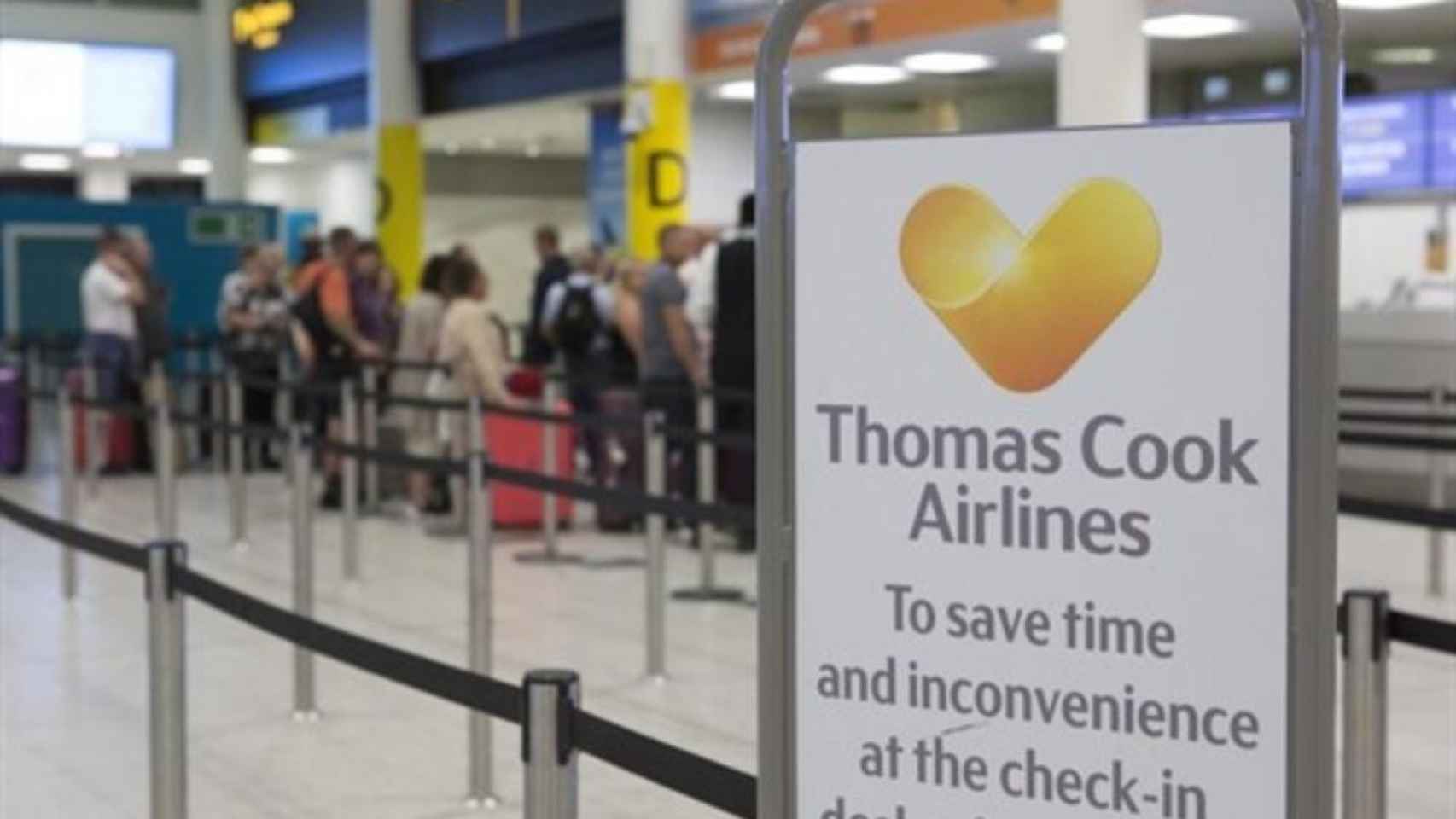 Un cartel de Thomas Cook en el aeropuerto londinense de Gatwick / EP