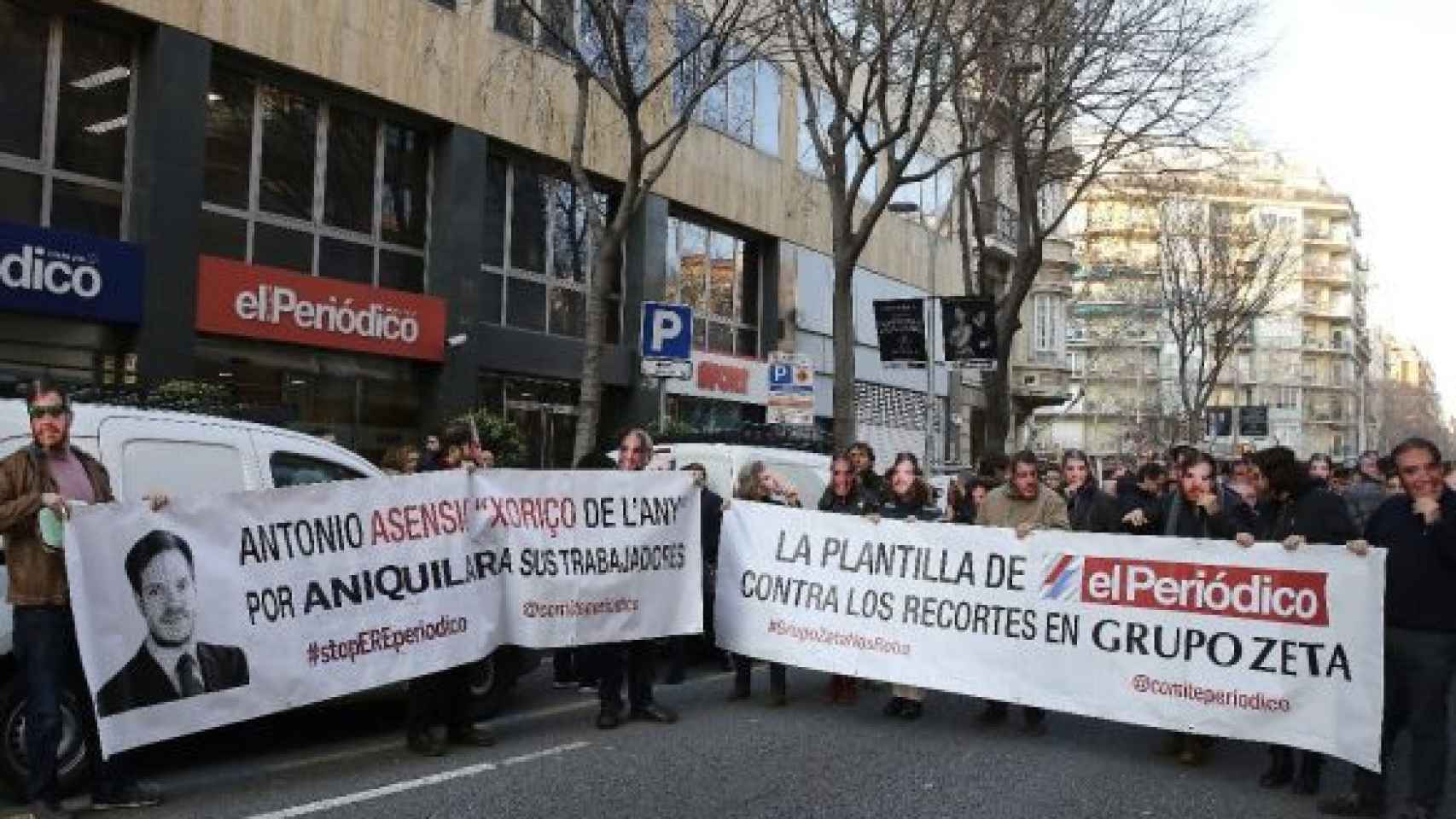 Imagen de archivo de los empleados de El Periódico cortando la circulación en la calle Consell de Cent