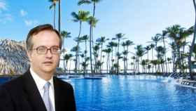 El copresidente de Grupo Barceló, Simón Pedro Barceló, y uno de los hoteles de la cadena / FOTOMONTAJE DE CG