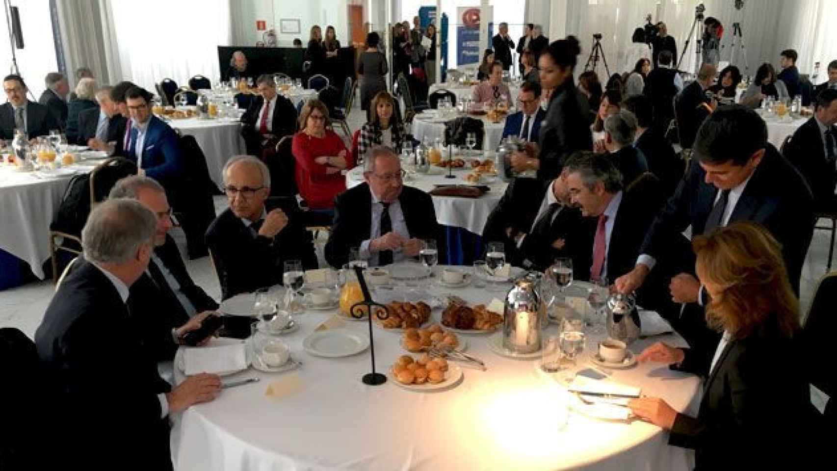 El presidente de la Cámara de Comercio de España y del consejo de administración de Fira Barcelona, José Luís Bonet (c), en el desayuno Primera Plana / CG