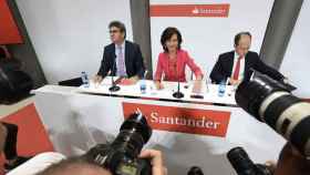 Ana Botín, presidenta de Banco Santander, explicaba la compra del Popular en junio junto al nuevo consejero delegado de esta entidad, Rami Aboukhair Hurtado (d), y el CEO el grupo, José Antonio Álvarez (i) / EFE