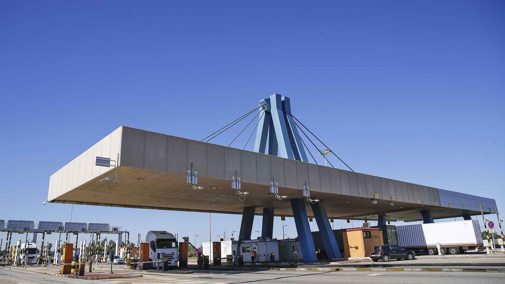 Una terminal del puerto de Valencia en la primera jornada de huelga de estibadores / EFE