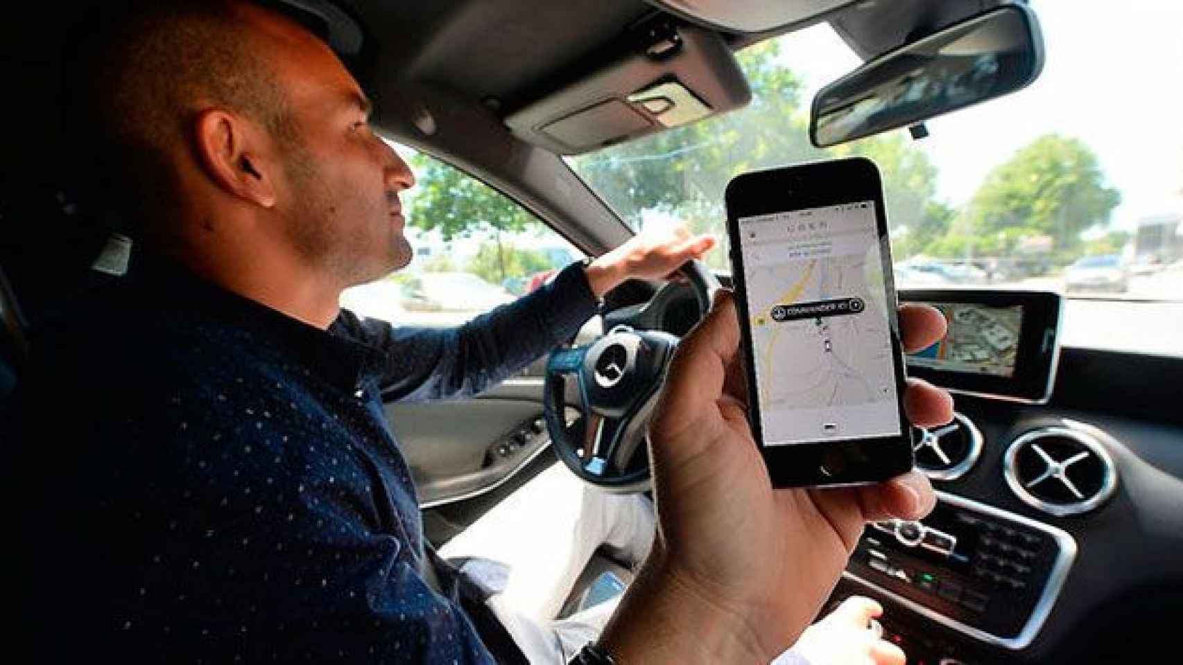 Un conductor de Uber, al volante de un vehículo de la plataforma / EFE