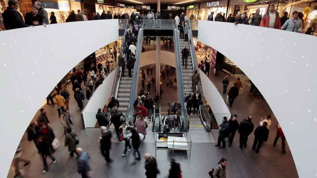 Afluencia a un centro comercial barcelonés / EFE