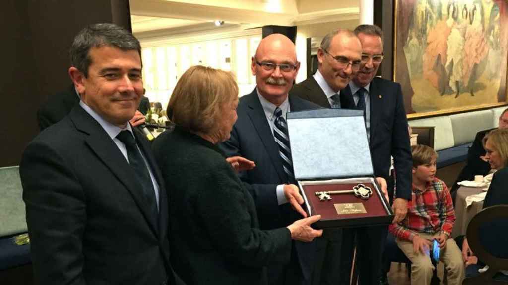 John Hoffman (centro) recibe la llave de Barcelona junto a Agustín Cordón, Diana Garrigosa y Joan Gaspart.