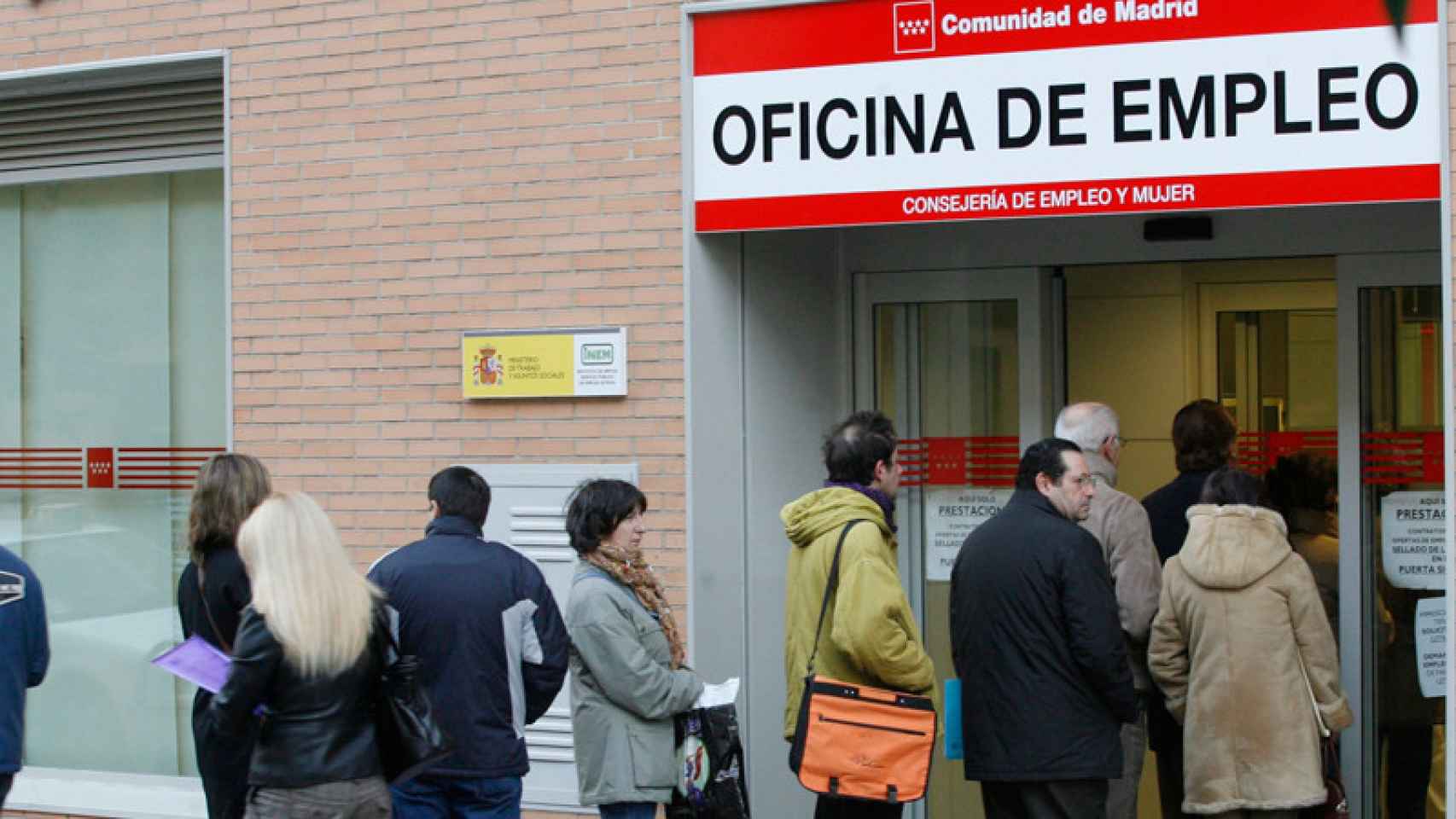 Parados haciendo cola en las oficinas de Empleo.