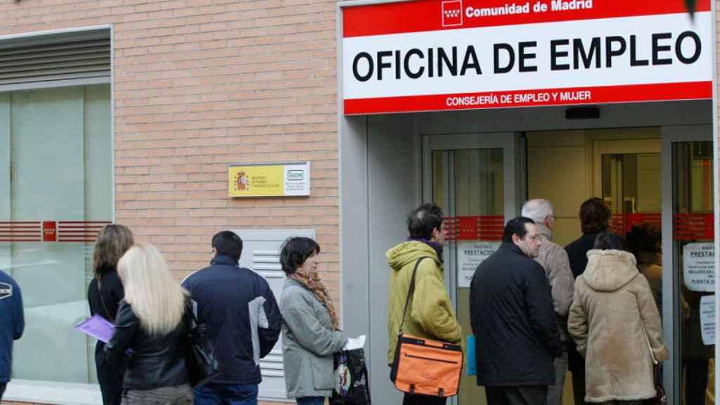 Parados haciendo cola en las oficinas de Empleo.