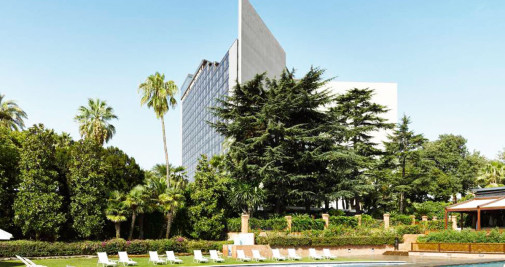 Imagen del hotel Fairmont Juan Carlos I de Barcelona desde su zona de jardín / CG