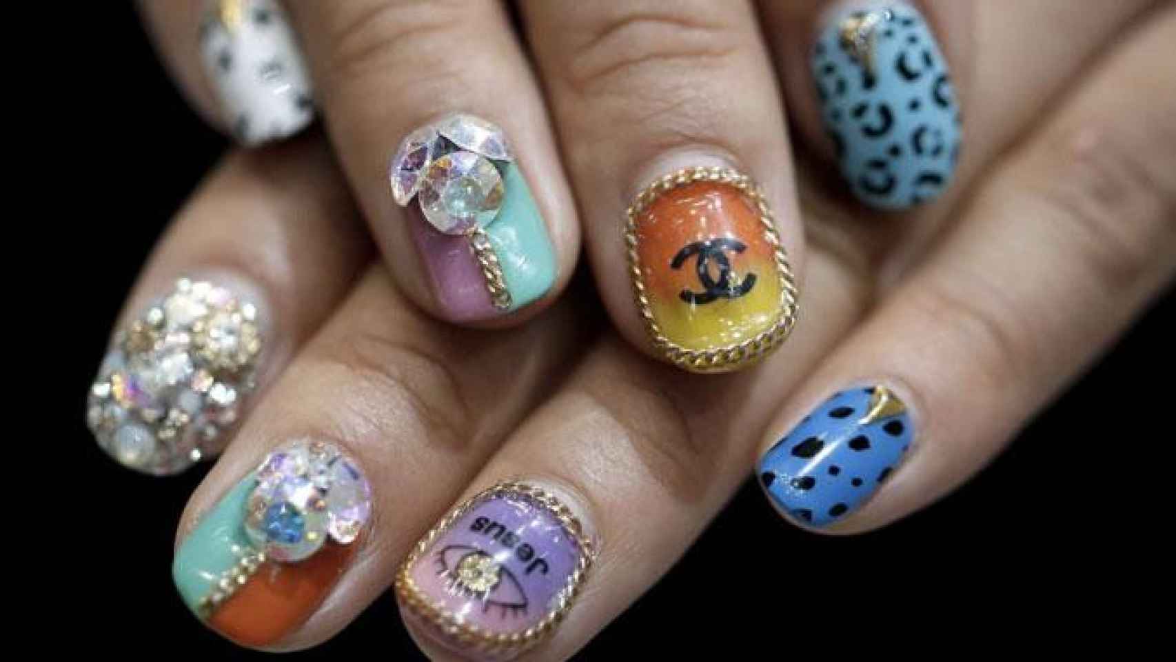 La moda de las uñas postizas, cuyos acrílicos han propiciado que los dermatólogos lancen un aviso / EFE