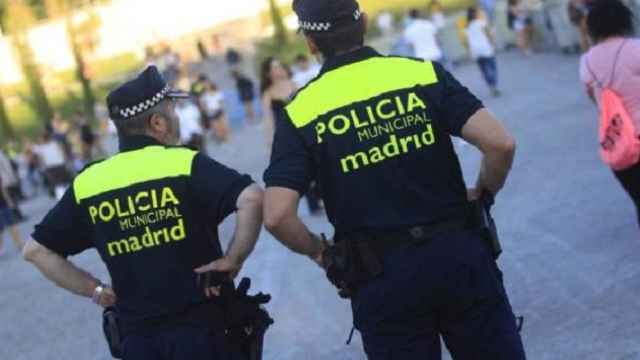 Dos agentes de la policía municipal de Madrid durante un operativo / CG