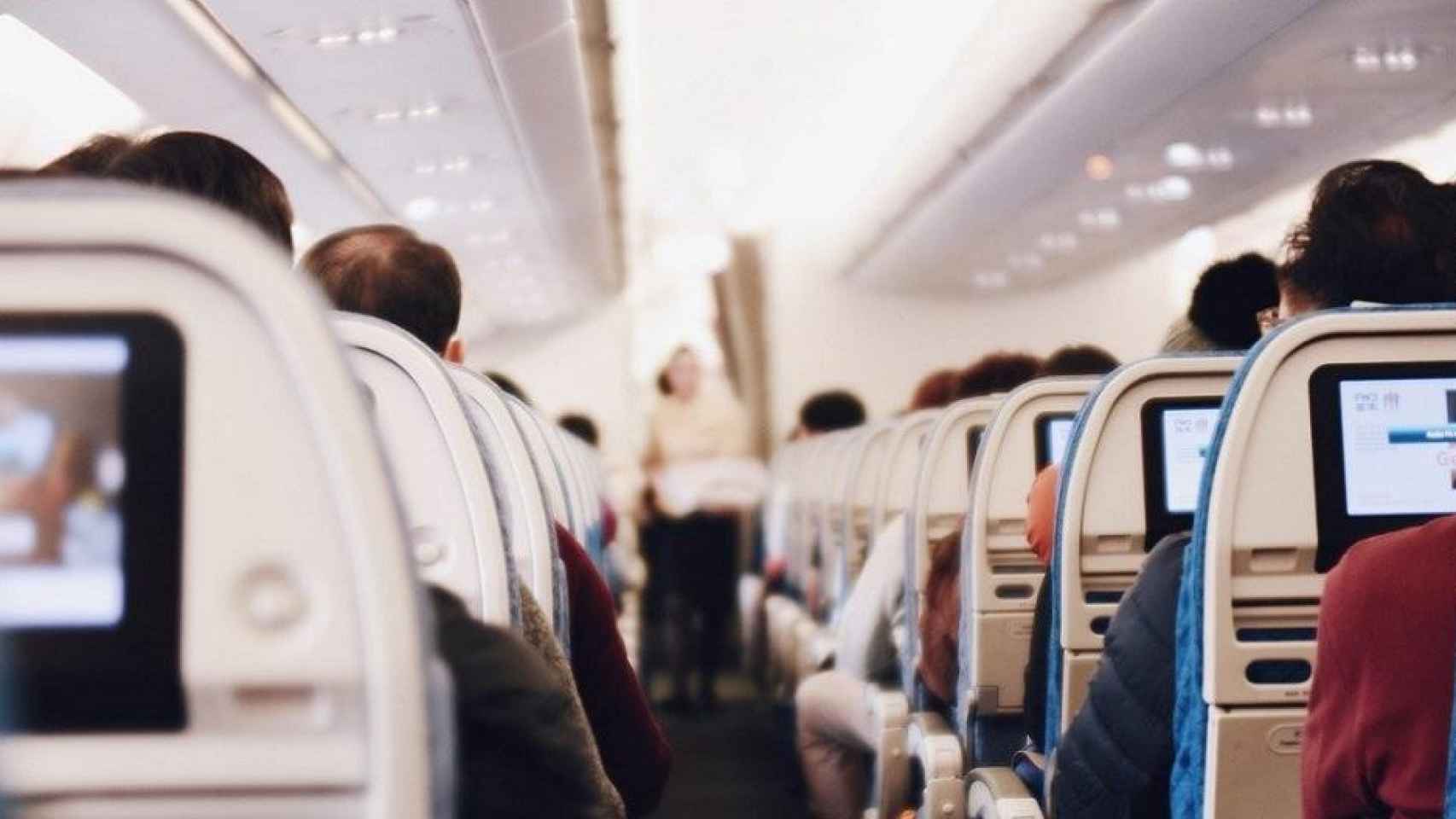 Interior de un avión, donde pueden pedir el pago de algunos extras / StockSnap EN PIXABAY