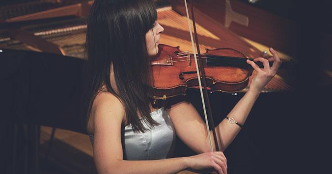 Una violinista en uno de los conciertos del Palau de la Generalitat / MICHEL CATALISANO - UNSPLASH