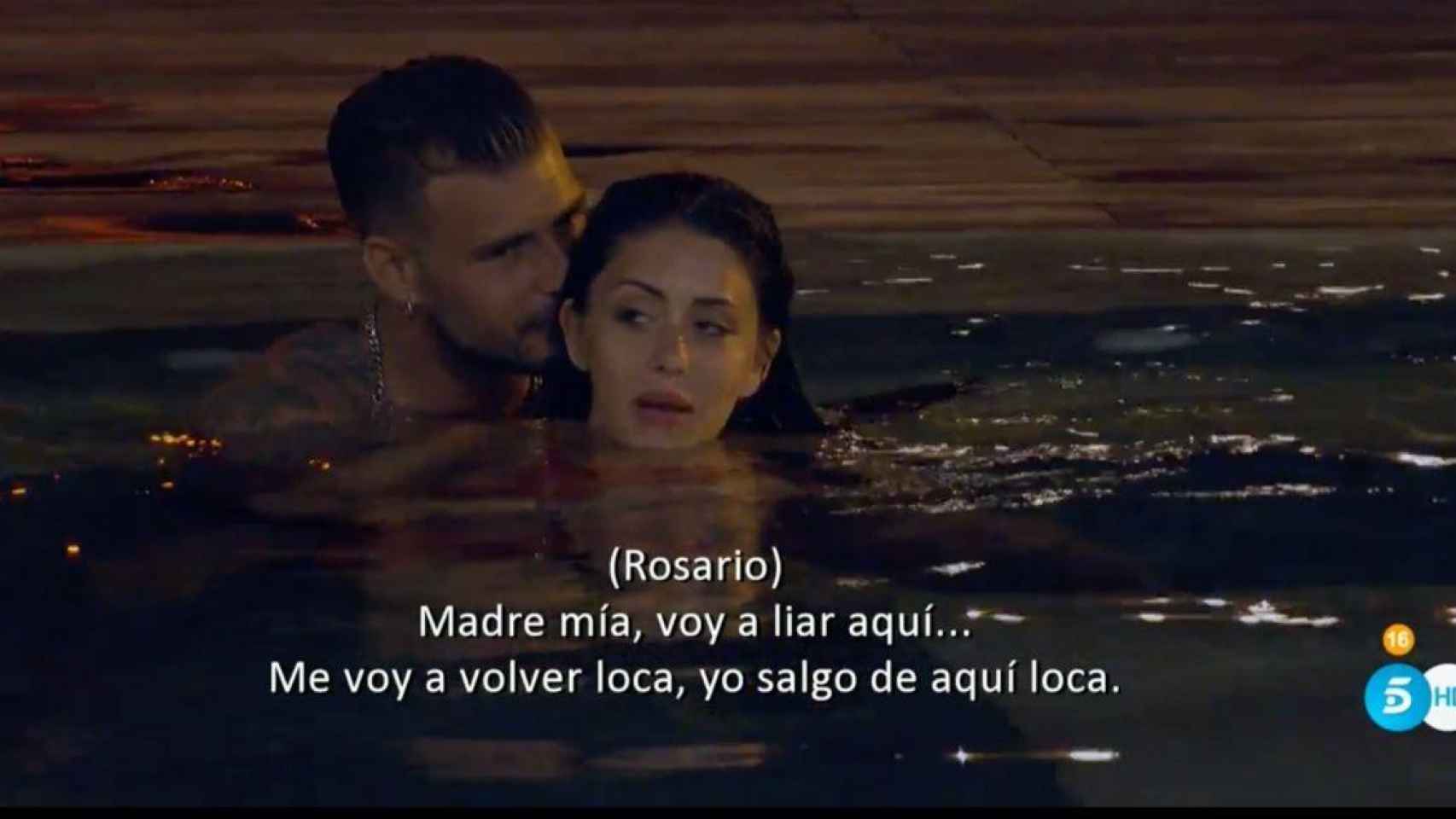 Rosario con Simone en la piscina / MEDIASET