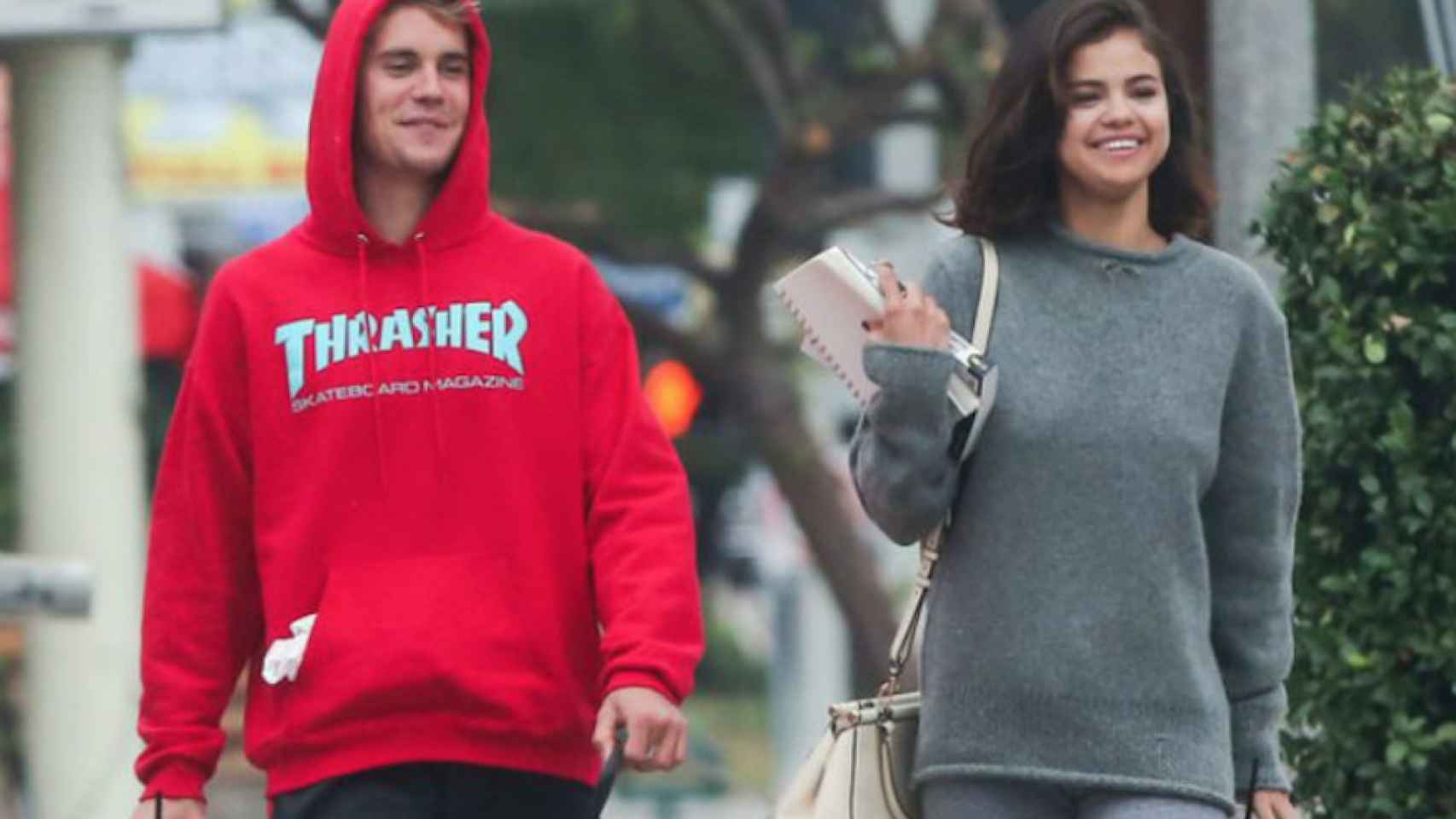 Una foto de archivo de Justin Bieber y Selena Gómez juntos paseando por la calle