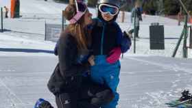 Antonella Roccuzzo en la nieve con su hijo Mateo / INSTAGRAM