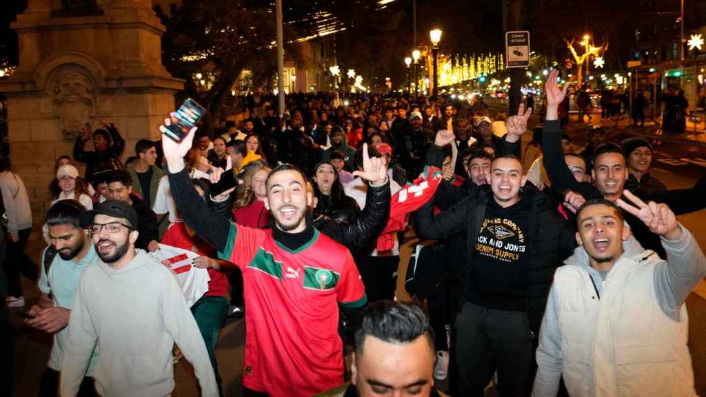 Miles de aficionados se congregan en Las Ramblas para celebrar el extraodinario Mundial de Marruecos / EFE