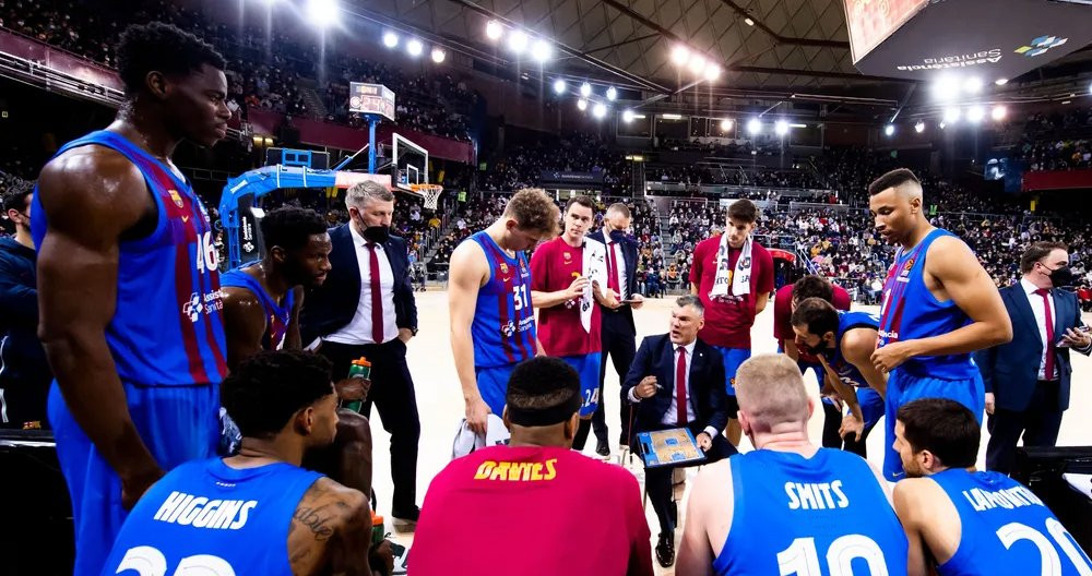 Jasikevicius, dando indicaciones a los jugadores del Barça, en la Euroliga / FCB