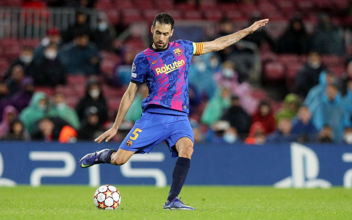 Busquets defendiendo la camiseta del Barça FCB