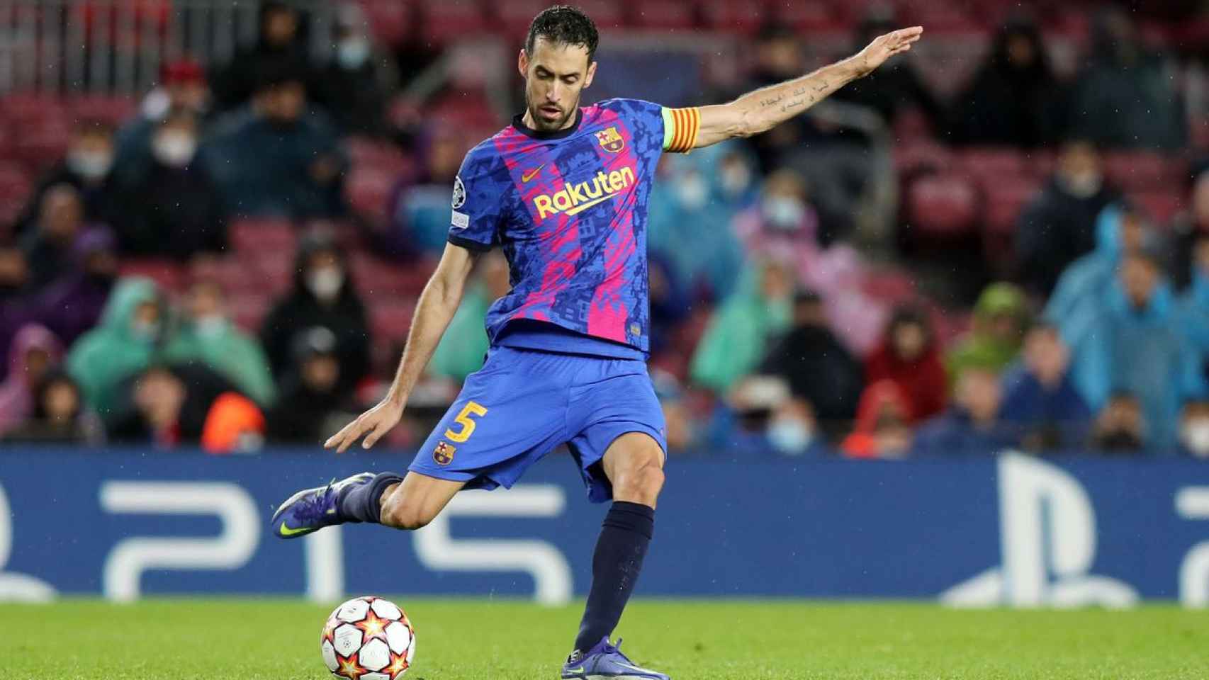 Busquets defendiendo la camiseta del Barça FCB