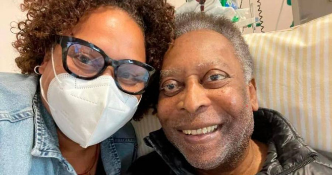 Pelé muestra su feliz sonrisa ingresado en el hospital / REDES