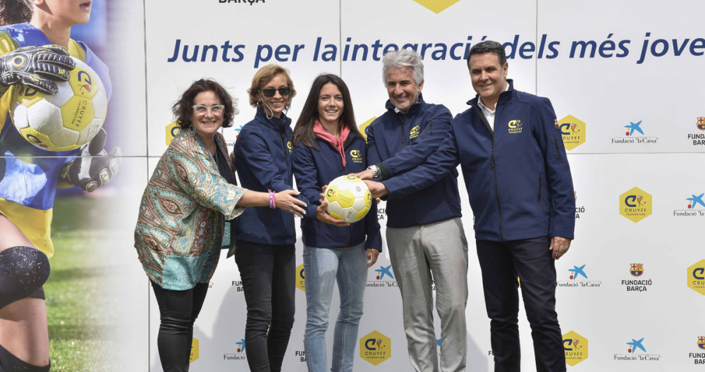 Aitana Bonmatí, junto a Aurora Carbonell, Susila Cruyff, Xavier Puig y Xavier Bertolin, en la inauguración del Cruyff Court en Sitges / Prensa 'la Caixa'