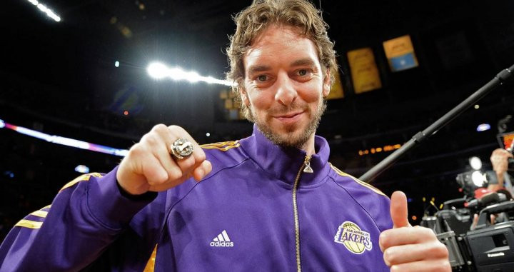 Pau Gasol muestra uno de los dos anillos que ganó con los Lakers