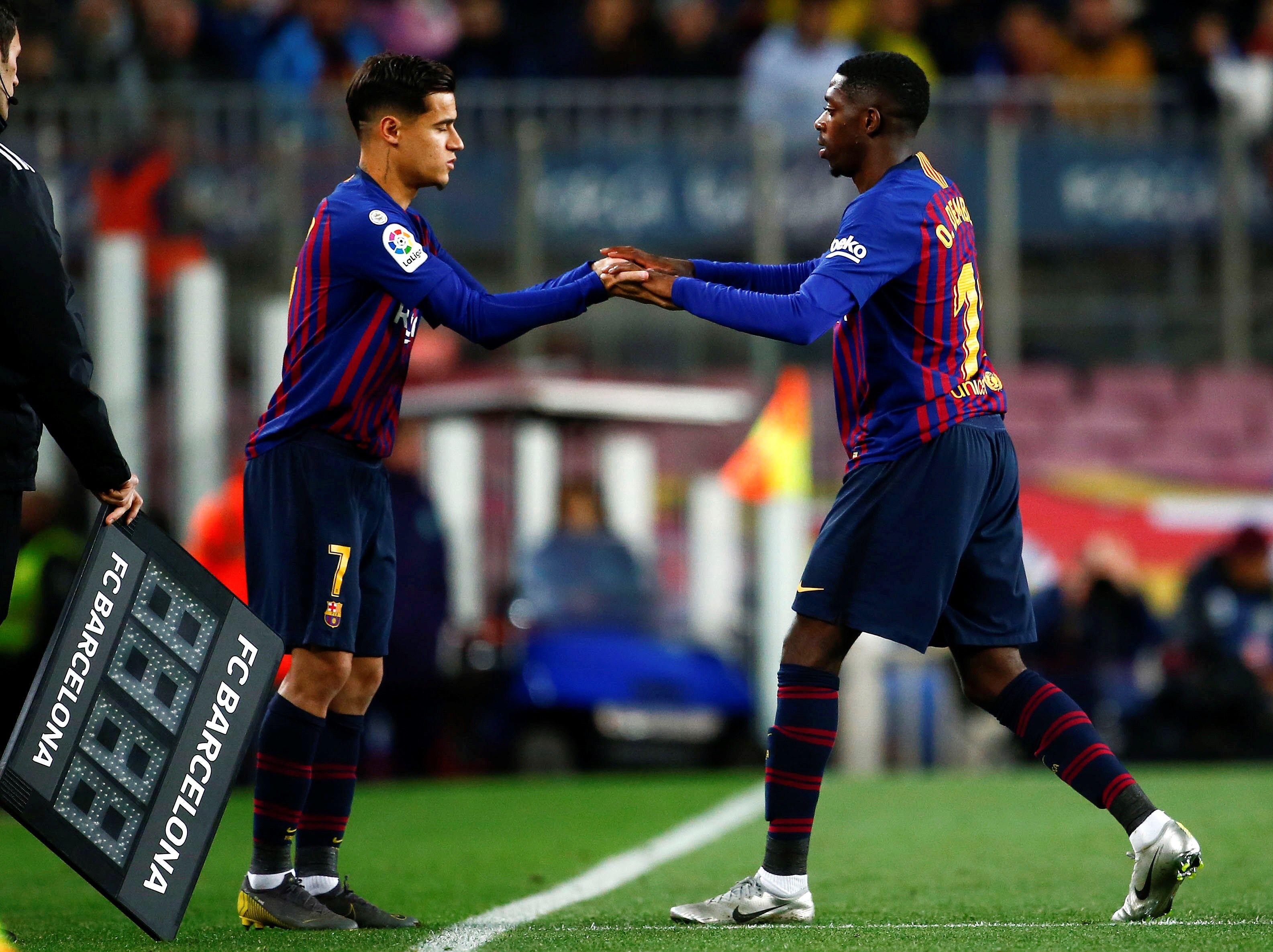 Una foto de Coutinho entrando al partido ante la Real Sociedad por Dembelé / EFE