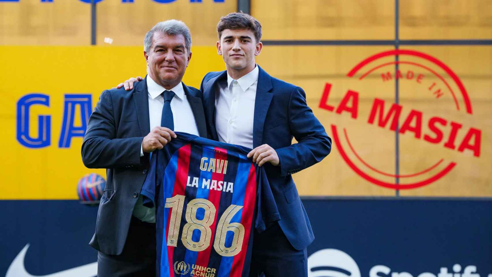 Joan Laporta y Gavi, durante el acto de renovación del canterano del Barça / FCB