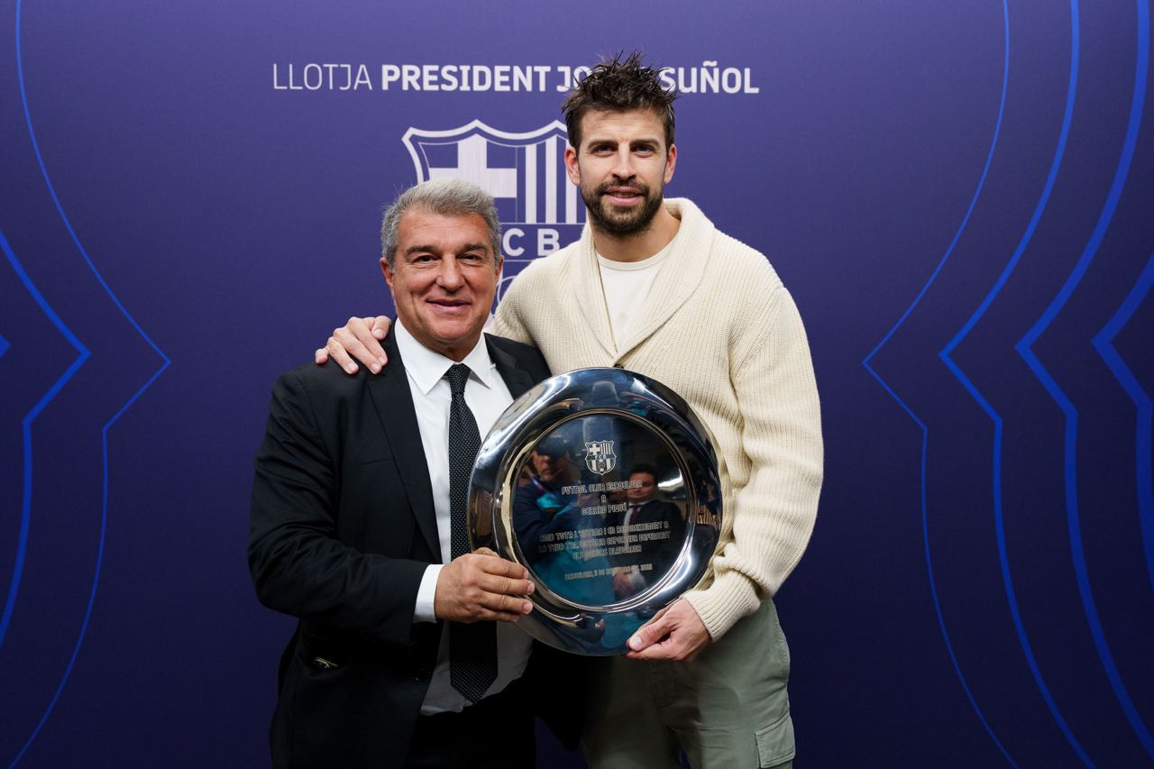 Joan Laporta entrega una placa conmemorativa a Gerard Piqué el día de su adiós / FCB