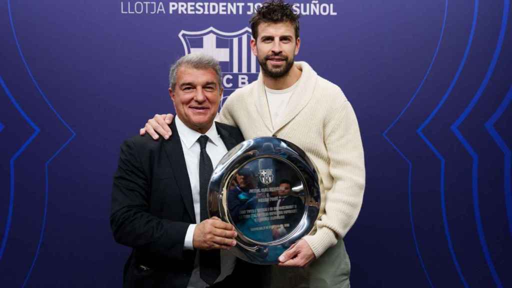 Joan Laporta entrega una placa conmemorativa a Gerard Piqué el día de su adiós / FCB
