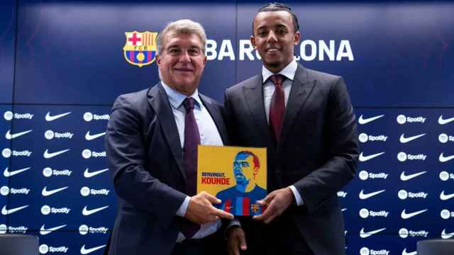 Joan Laporta y Jules Koundé, durante la presentación del central francés como jugador del Barça / FCB