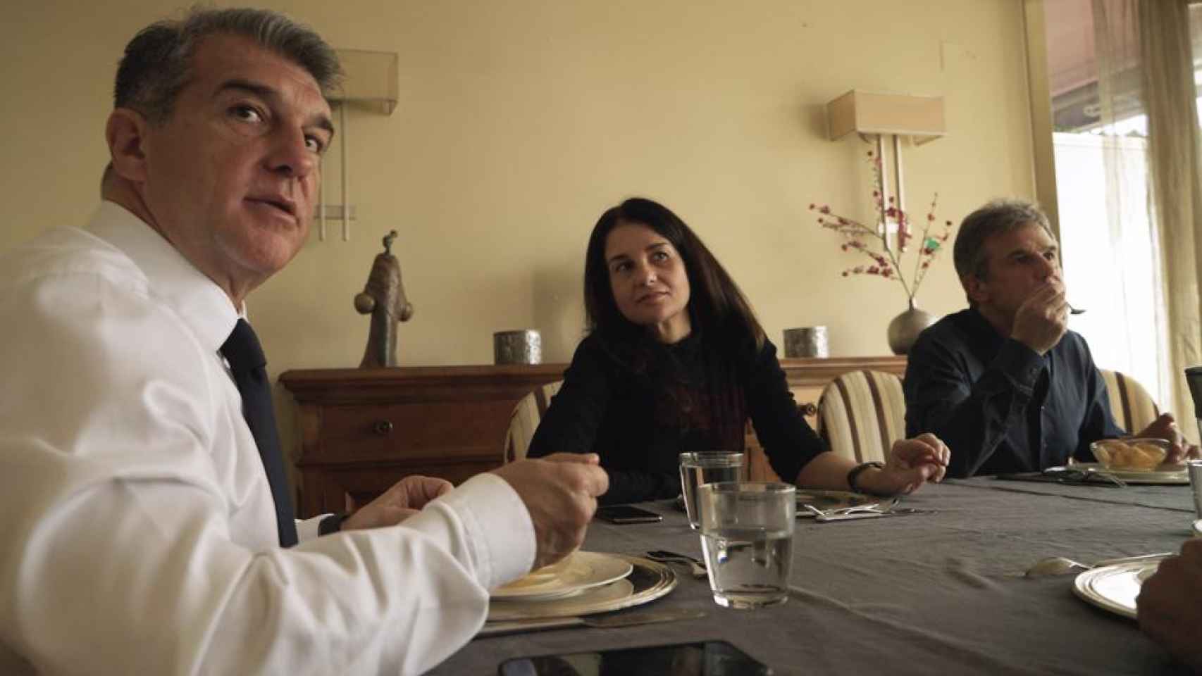 Joan Laporta, durante la grabación del programa 'Més que un president' de TV3, junto a su hermana Maite y su hermano Xavier