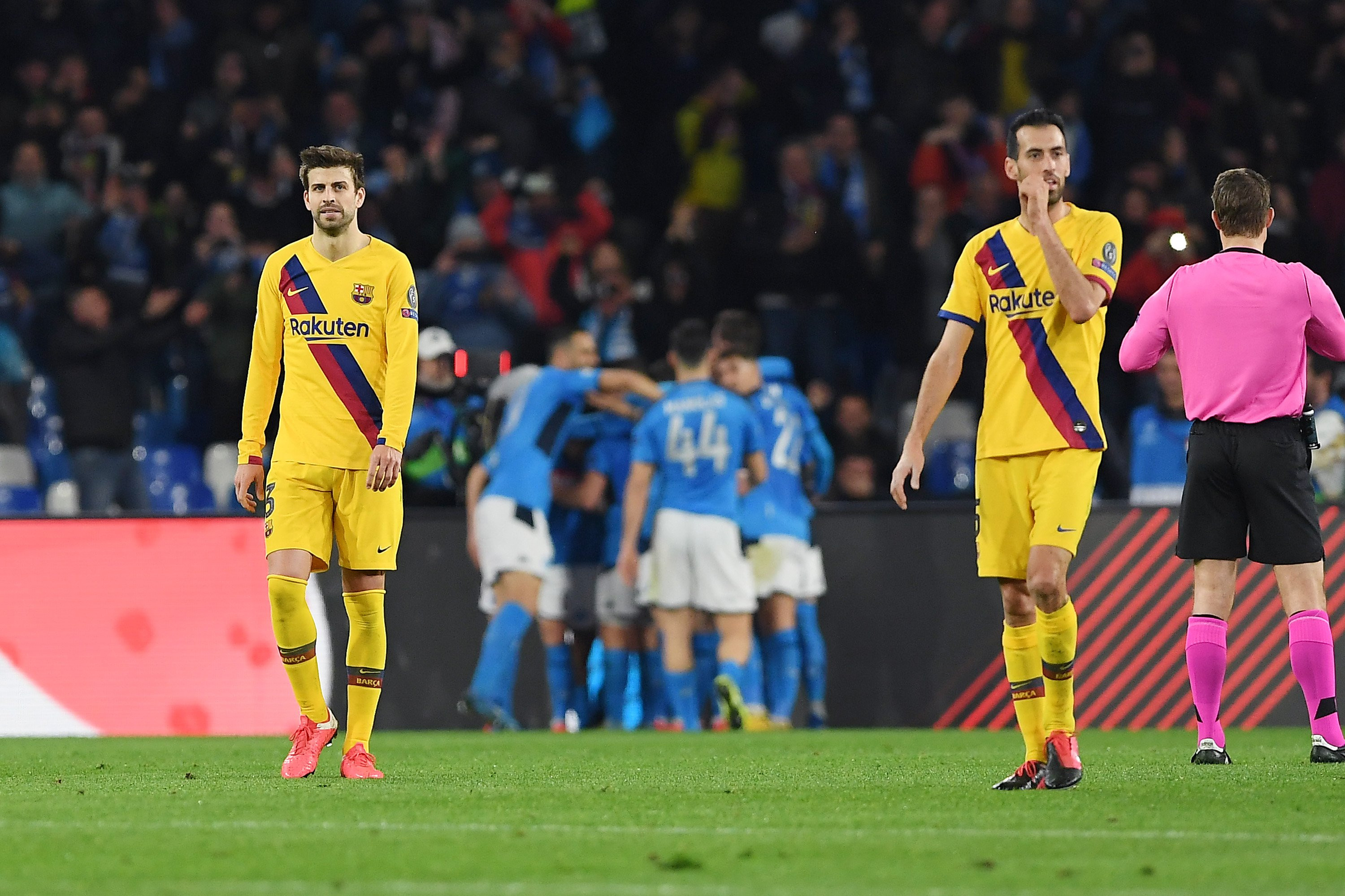 Piqué y Busquets, lamentando el gol del Nápoles | EFE