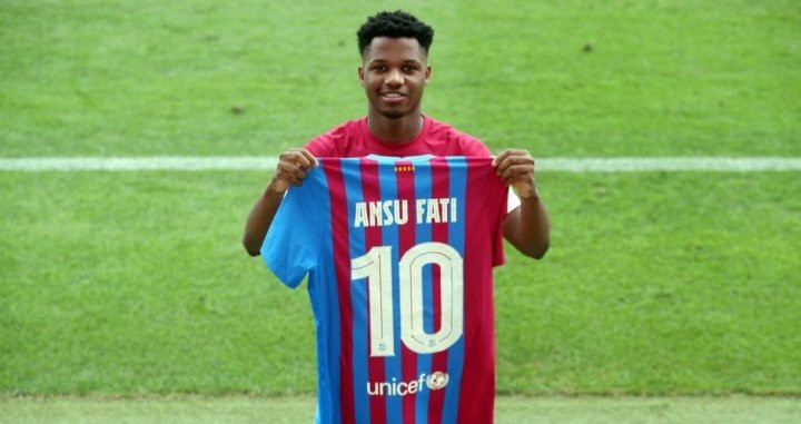 Ansu Fati luciendo el '10' del Barça / FC Barcelona