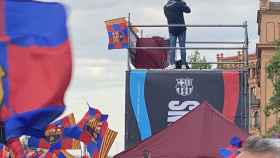 Un trabajador de Barça TV, fotografiando a los aficionados del Barça en Arc de Triomf / CULEMANÍA