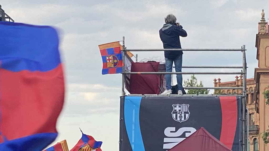 Un trabajador de Barça TV, fotografiando a los aficionados del Barça en Arc de Triomf / CULEMANÍA