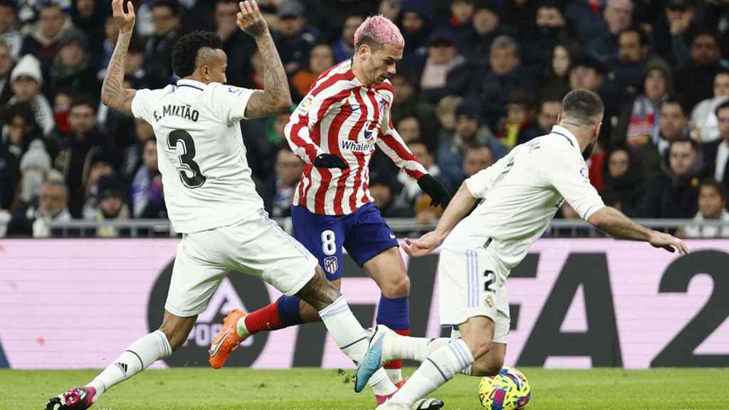 Griezmann comanda una jugada contra Militao y Carvajal / EFE