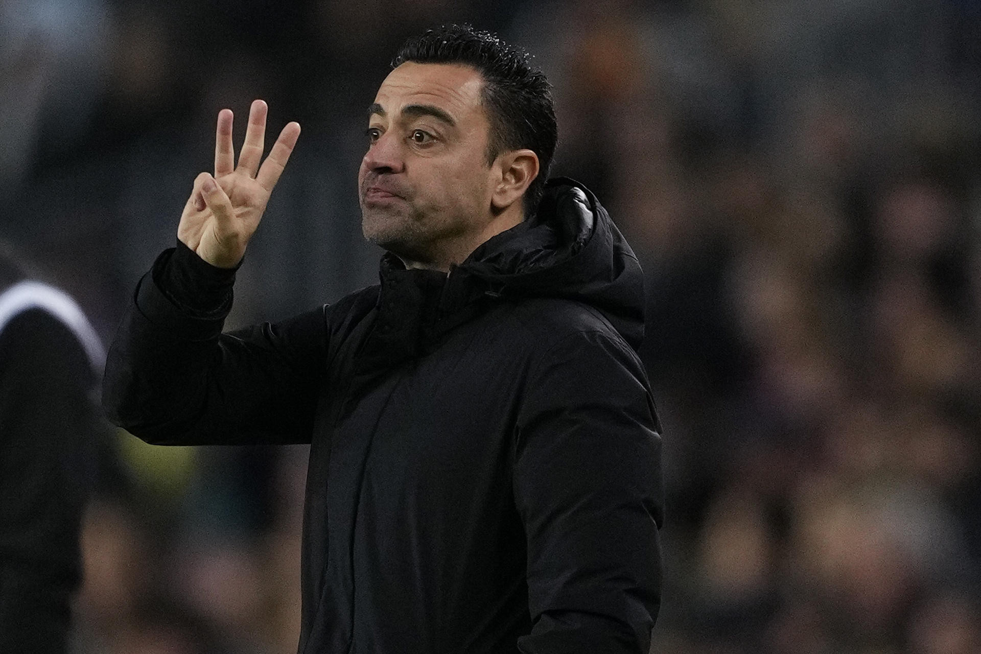 Xavi se dirige a sus futbolistas durante un partido esta temporada / EFE