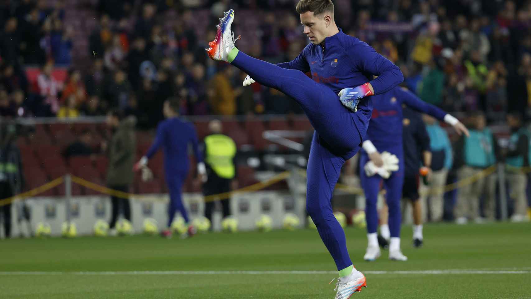 Marc André ter Stegen, durante el calentamiento previo al Barça Sevilla / EFE