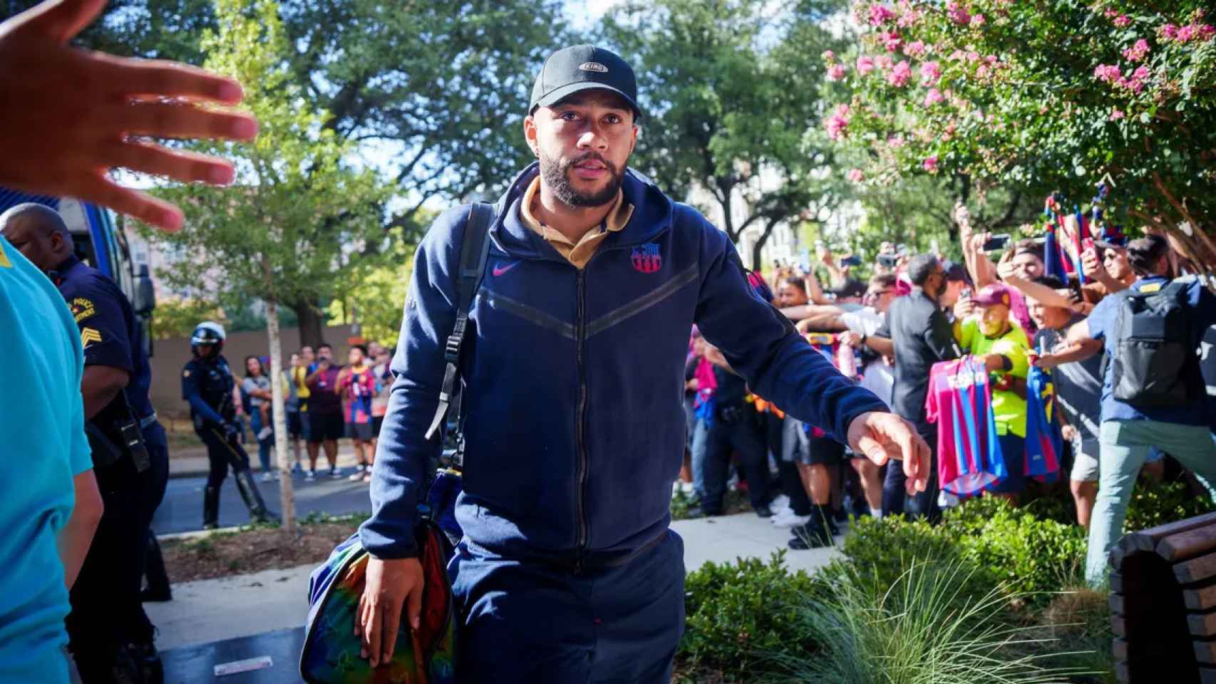 Memphis Depay, en el viaje de la expedición del Barça a Dallas / FCB