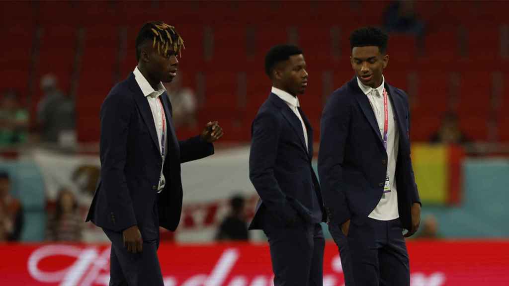 Ansu Fati, junto a Nico Williams y Alejandro Balde, antes de disputar el partido contra Costa Rica / EFE