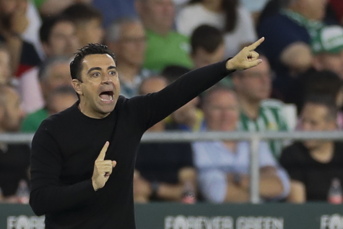 Xavi Hernández, dando indicaciones durante el Betis Barça / EFE