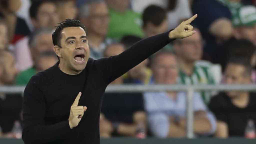 Xavi Hernández, dando indicaciones durante el Betis Barça / EFE