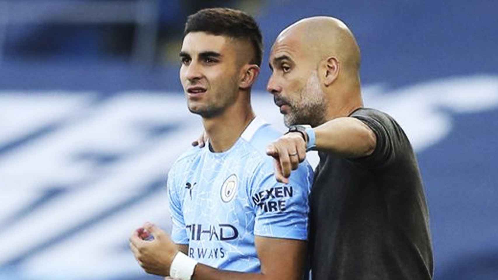 Pep Guardiola da instrucciones a Ferran Torres con el Manchester City / REDES