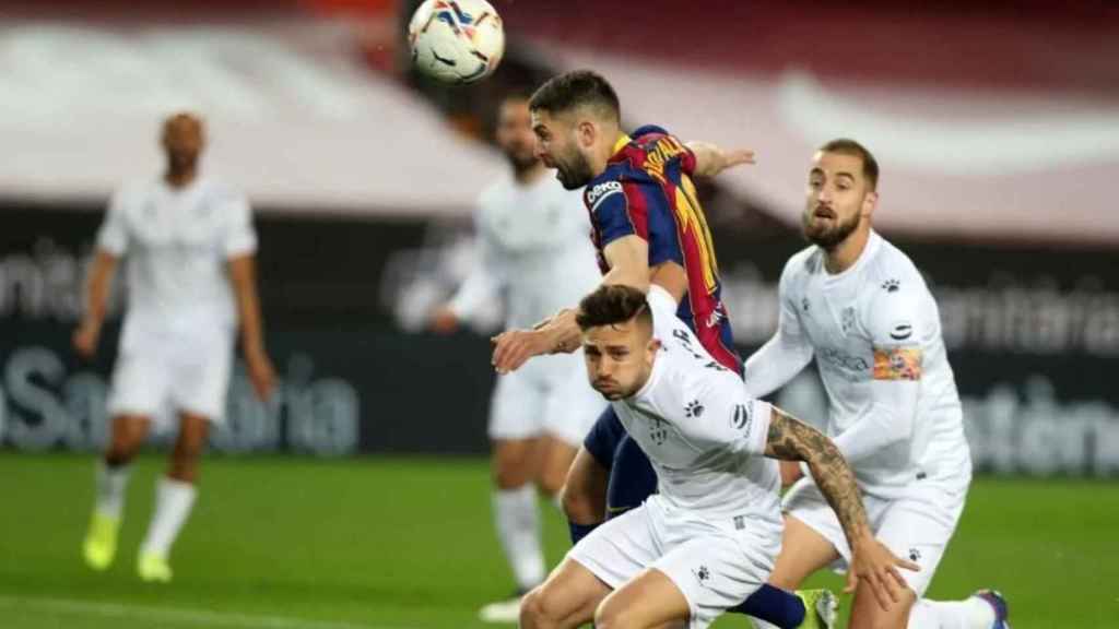 Jordi Alba en una acción ante el Huesca / FCB